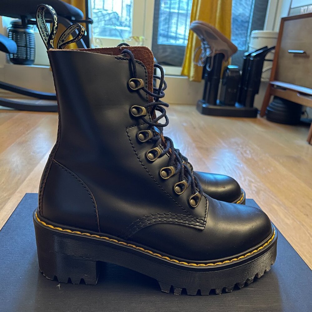 Dr. Martens Leona Vintage Smooth (Women's, Black, US 6)